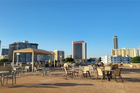 Copropriété à vendre à Hallandale Beach, Floride: 2 chambres, 128.21 m2 № 1292326 - photo 12