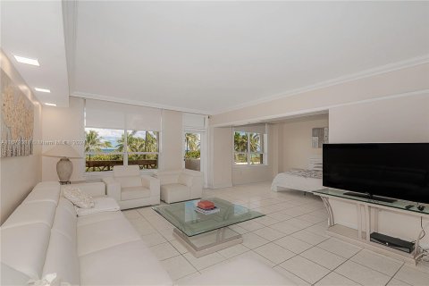 Apartment in Bal Harbour, Florida 2 bedrooms, 125.98 sq.m. № 1394290 - photo 1