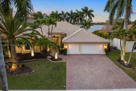 House in Miramar, Florida 5 bedrooms, 333.61 sq.m. № 1081305 - photo 1