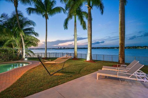 Villa ou maison à vendre à Miramar, Floride: 5 chambres, 333.61 m2 № 1081305 - photo 3