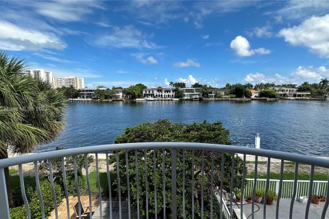 Villa ou maison à vendre à Aventura, Floride: 4 chambres, 297.29 m2 № 746858 - photo 17