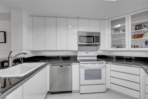 Condo in Aventura, Florida, 1 bedroom  № 1333435 - photo 11