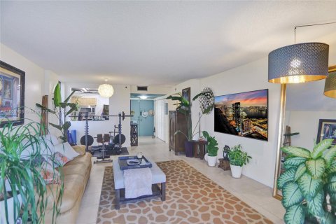 Condo in North Miami, Florida, 2 bedrooms  № 1333436 - photo 23