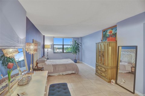 Condo in North Miami, Florida, 2 bedrooms  № 1333436 - photo 30