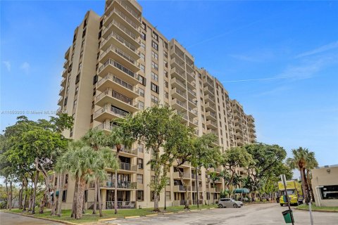 Condominio en venta en North Miami, Florida, 2 dormitorios, 117.06 m2 № 1333436 - foto 1