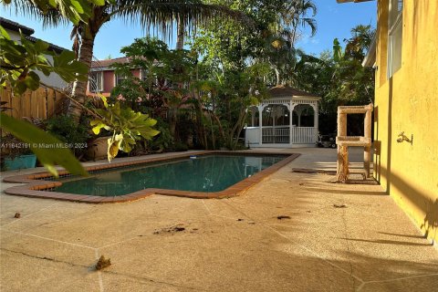 House in Miami, Florida 5 bedrooms, 292.92 sq.m. № 1333432 - photo 30