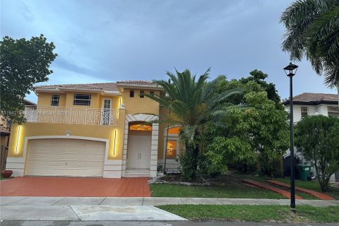 House in Miami, Florida 5 bedrooms, 292.92 sq.m. № 1333432 - photo 2