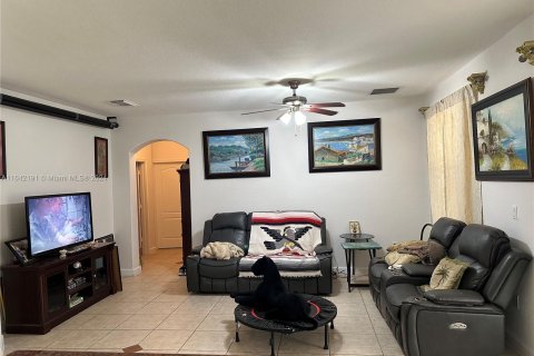 Casa en venta en Miami, Florida, 5 dormitorios, 292.92 m2 № 1333432 - foto 10