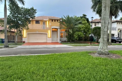 House in Miami, Florida 5 bedrooms, 292.92 sq.m. № 1333432 - photo 1