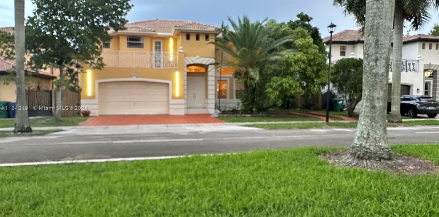 House in Miami, Florida 5 bedrooms, 292.92 sq.m. № 1333432