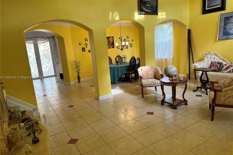 House in Miami, Florida 5 bedrooms, 292.92 sq.m. № 1333432 - photo 6