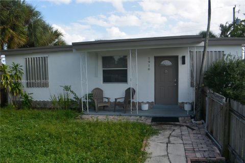 House in Pompano Beach, Florida 3 bedrooms, 80.17 sq.m. № 781468 - photo 1