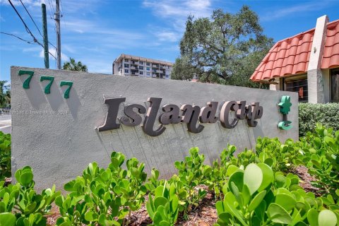 Condo in Pompano Beach, Florida, 2 bedrooms  № 1281599 - photo 1