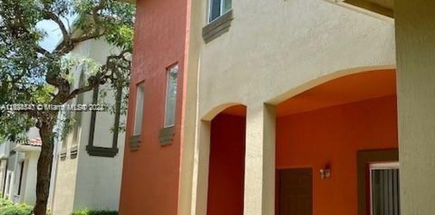 Townhouse in Homestead, Florida 4 bedrooms, 155.15 sq.m. № 1271193