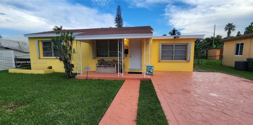 House in North Miami, Florida 2 bedrooms, 92.9 sq.m. № 1395149