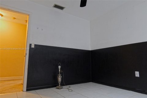 House in Miami, Florida 4 bedrooms, 236.71 sq.m. № 1395069 - photo 16