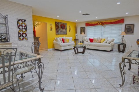 House in Miami, Florida 4 bedrooms, 236.71 sq.m. № 1395069 - photo 7