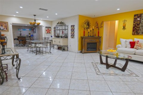 House in Miami, Florida 4 bedrooms, 236.71 sq.m. № 1395069 - photo 5