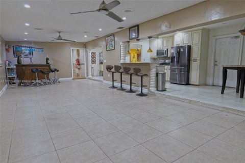 House in Miami, Florida 4 bedrooms, 236.71 sq.m. № 1395069 - photo 29