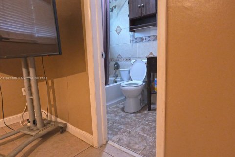 House in Miami, Florida 4 bedrooms, 236.71 sq.m. № 1395069 - photo 19