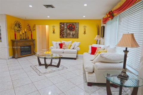 House in Miami, Florida 4 bedrooms, 236.71 sq.m. № 1395069 - photo 4