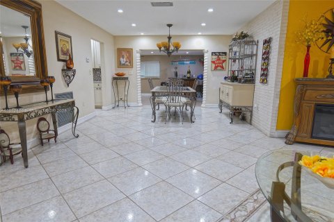 House in Miami, Florida 4 bedrooms, 236.71 sq.m. № 1395069 - photo 13