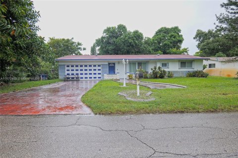 House in Miami, Florida 4 bedrooms, 236.71 sq.m. № 1395069 - photo 1