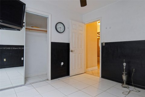 House in Miami, Florida 4 bedrooms, 236.71 sq.m. № 1395069 - photo 15