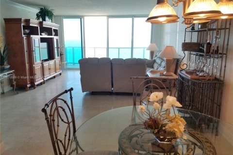 Condo in Hollywood, Florida, 2 bedrooms  № 1395107 - photo 24