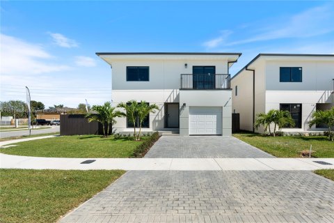 House in Florida City, Florida 5 bedrooms № 1127310 - photo 1