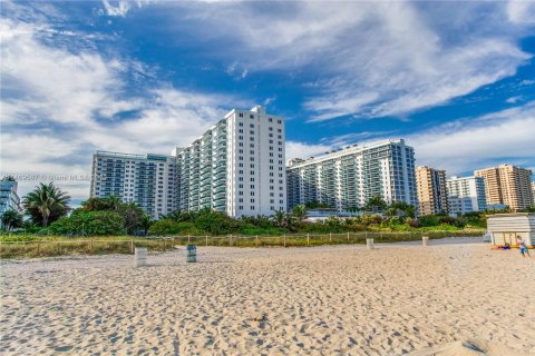 Condo in Miami Beach, Florida, 2 bedrooms  № 782020 - photo 30