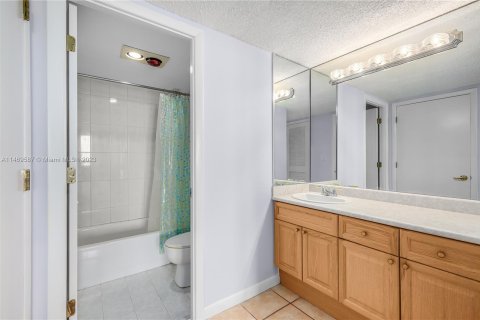 Condo in Miami Beach, Florida, 2 bedrooms  № 782020 - photo 13