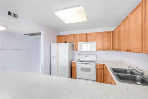 Condo in Miami Beach, Florida, 2 bedrooms  № 782020 - photo 11