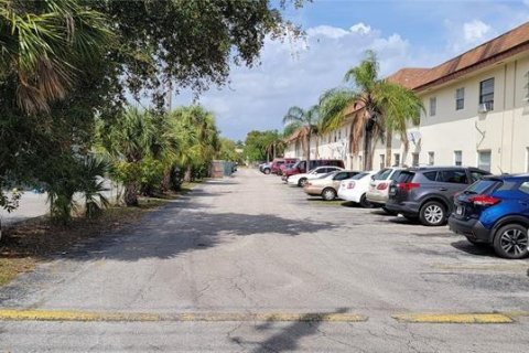 Condo in Lauderdale Lakes, Florida, 1 bedroom  № 1160005 - photo 2