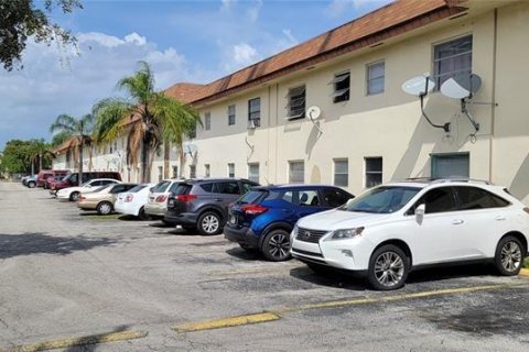 Condo in Lauderdale Lakes, Florida, 1 bedroom  № 1160005 - photo 5