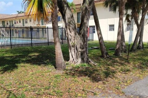 Condominio en venta en Lauderdale Lakes, Florida, 1 dormitorio, 55.56 m2 № 1160005 - foto 4