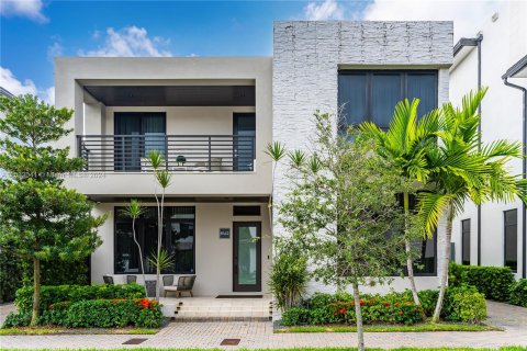 Villa ou maison à vendre à Doral, Floride: 5 chambres, 371.24 m2 № 1009077 - photo 1