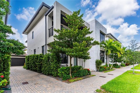 Villa ou maison à vendre à Doral, Floride: 5 chambres, 371.24 m2 № 1009077 - photo 4