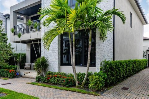 Villa ou maison à vendre à Doral, Floride: 5 chambres, 371.24 m2 № 1009077 - photo 2