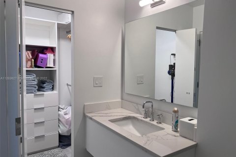 Condo in Miami Beach, Florida, 1 bedroom  № 69862 - photo 16