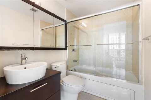 Condo in Miami Beach, Florida, 2 bedrooms  № 1184515 - photo 19