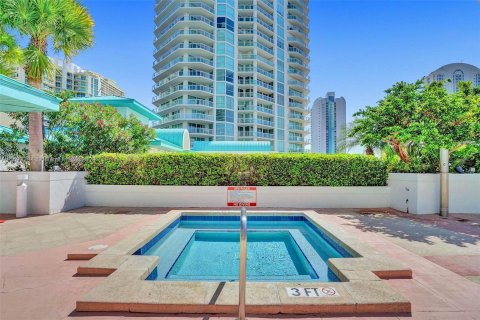 Condo in Sunny Isles Beach, Florida, 3 bedrooms  № 1185989 - photo 9