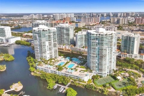 Condo in Sunny Isles Beach, Florida, 3 bedrooms  № 1185989 - photo 1