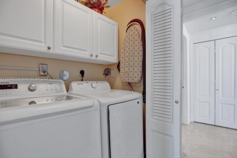 Condo in Sunny Isles Beach, Florida, 3 bedrooms  № 1185989 - photo 30