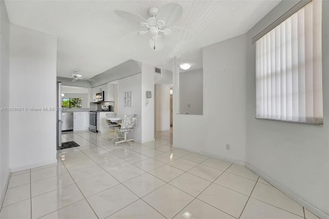 Copropriété à vendre à Tamarac, Floride: 2 chambres, 139.35 m2 № 1291165 - photo 12