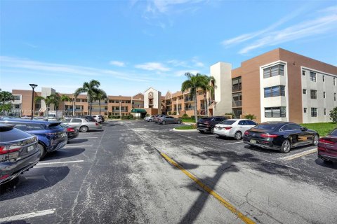 Condominio en venta en Tamarac, Florida, 2 dormitorios, 139.35 m2 № 1291165 - foto 2