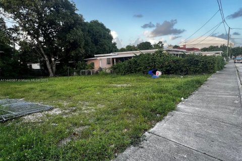 Terreno en venta en Miami, Florida № 683664 - foto 2