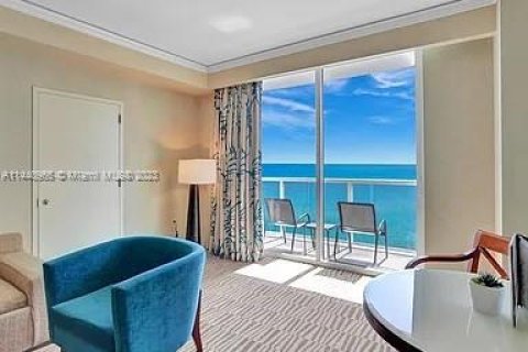 Hôtel, hôtellerie à vendre à Sunny Isles Beach, Floride: 61.69 m2 № 683620 - photo 4