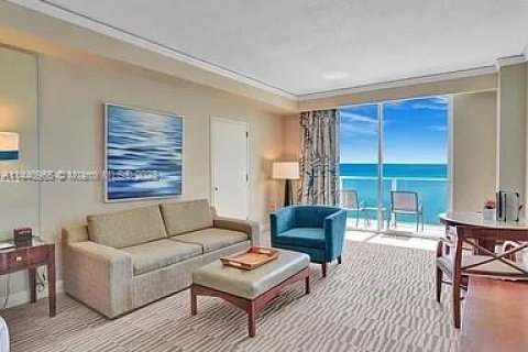 Hotel en venta en Sunny Isles Beach, Florida, 61.69 m2 № 683620 - foto 11