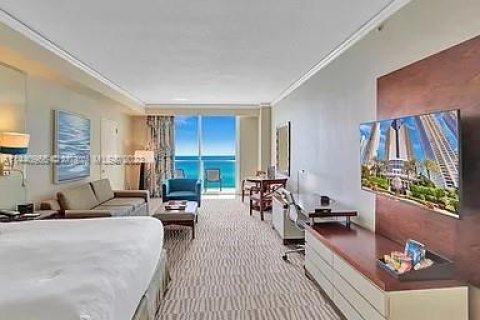 Hotel en venta en Sunny Isles Beach, Florida, 61.69 m2 № 683620 - foto 3